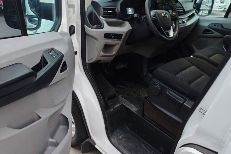 Used SAIC MAXUS Xintu V90 2022 2.0T Automatic Zhiyun King Rear-Drive Long Wheelbase High-Roof Design with Single Rear Tire—6/7 Seater Interior 3