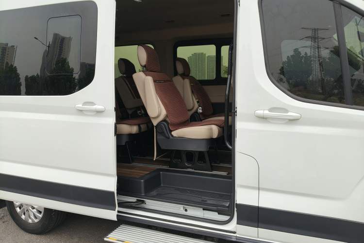 Used SAIC MAXUS Xintu V90 2022 2.0T Manual ZhiDa Rear-Drive Long Wheelbase High-Roof Single-Tire 9-Seater Interior 4