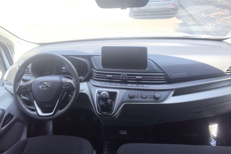 Used SAIC MAXUS Xintu V90 2022 2.0T Manual Zhiyun King Rear-Drive Short Wheelbase Mid-Roof Design with Single Rear Tire and 6 Seats Interior 4