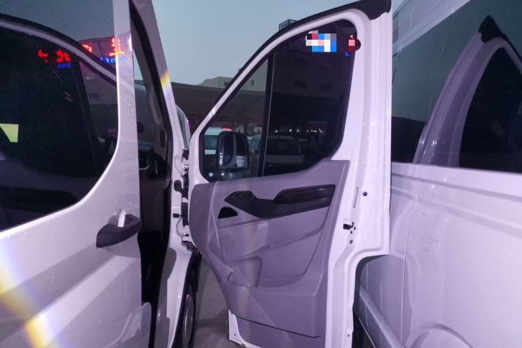 Used SAIC MAXUS Xintu V90 2022 2.0T Manual Zhiyun King Rear-Drive Long Wheelbase High-Roof with Single Rear Tire—6/7 Seats Interior 5