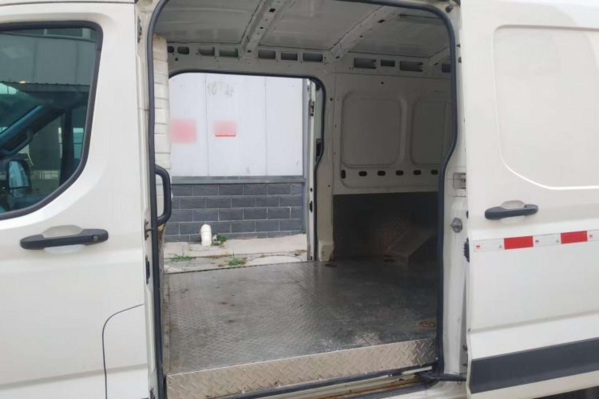 Used SAIC MAXUS Xintu V90 2022 2.0T Manual VAN Rear-Drive Extended Wheelbase High Roof with Dual Rear Tires 3-Seater Interior 5