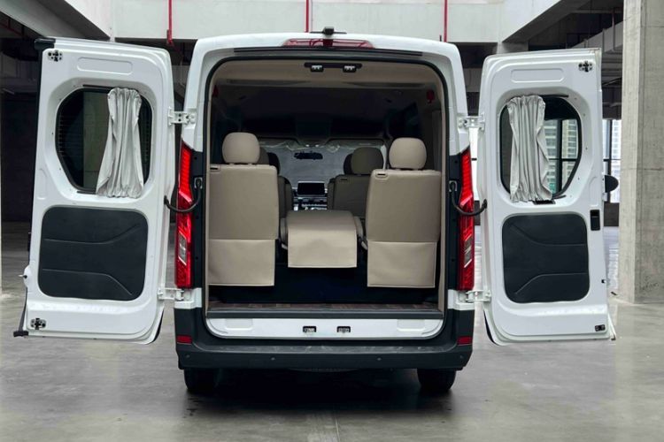 Used SAIC MAXUS Xintu V90 2022 2.0T Automatic ZhiDa Rear-Drive Long Wheelbase High-Roof Design with Single Rear Tire 9-Seater Interior 5