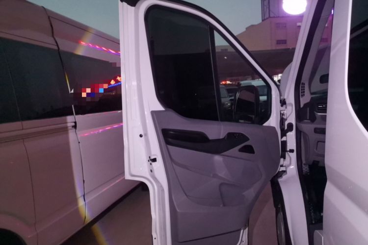 Used SAIC MAXUS Xintu V90 2022 2.0T Manual Zhiyun King Rear-Drive Long Wheelbase High-Roof with Single Rear Tire—6/7 Seats Interior 7