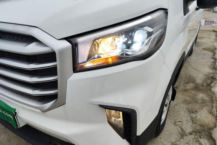Used SAIC MAXUS Xintu V90 2022 2.0T AMT Yunjie Front-Wheel-Drive Long Wheelbase High-Roof Single-Tire Rear 7-Seater Left Front Headlight