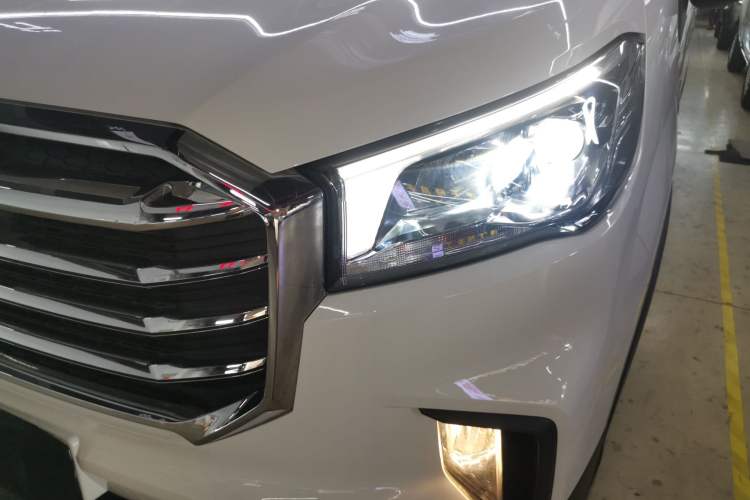 Used SAIC MAXUS Xintu V90 2022 2.0T Manual – Yunjie Front-Wheel-Drive Short Wheelbase Mid-Roof Design with Single Rear Tire 6-Seater Left Front Headlight
