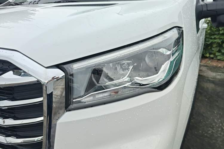 Used SAIC MAXUS Xintu V90 2022 2.0T Manual Zhiyun King Rear-Drive Long Wheelbase High-Roof with Single Rear Tire—6/7 Seats Left Front Headlight