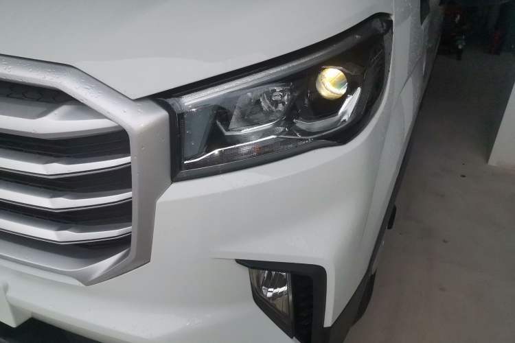 Used SAIC MAXUS Xintu V90 2022 2.0T Manual Zhiyun King Rear-Drive Long Wheelbase High-Roof with Single Rear Tire—6/7 Seats Left Front Headlight