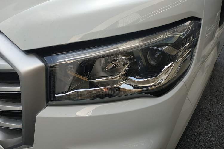 Used SAIC MAXUS Xintu V90 2022 2.0T Manual Zhiyun King Rear-Drive Long Wheelbase High-Roof with Single Rear Tire—6/7 Seats Left Front Headlight