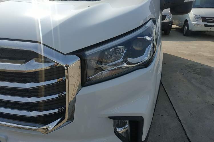 Used SAIC MAXUS Xintu V90 2022 2.0T Manual – Yunjie Front-Wheel-Drive Short Wheelbase Mid-Roof Design with Single Rear Tire 6-Seater Left Front Headlight