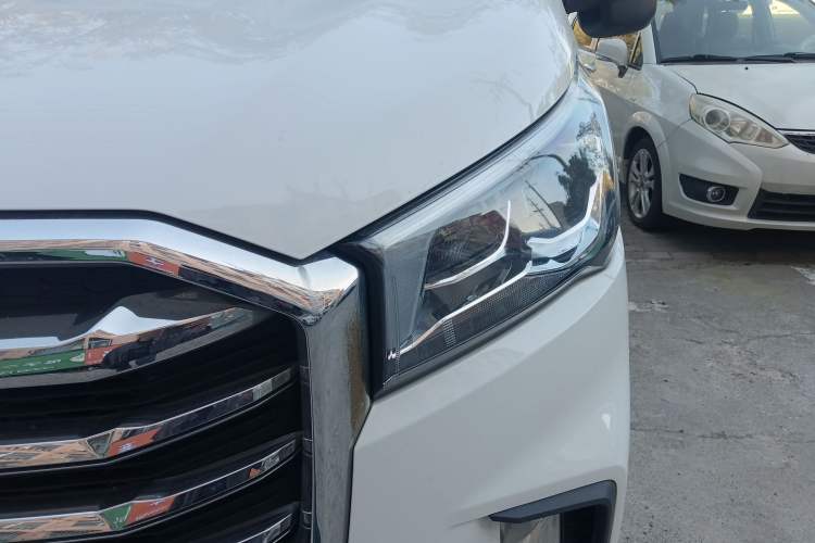 Used SAIC MAXUS Xintu V90 2022 2.0T Manual – Yunjie Front-Wheel-Drive Short Wheelbase Mid-Roof Design with Single Rear Tire 6-Seater Left Front Headlight