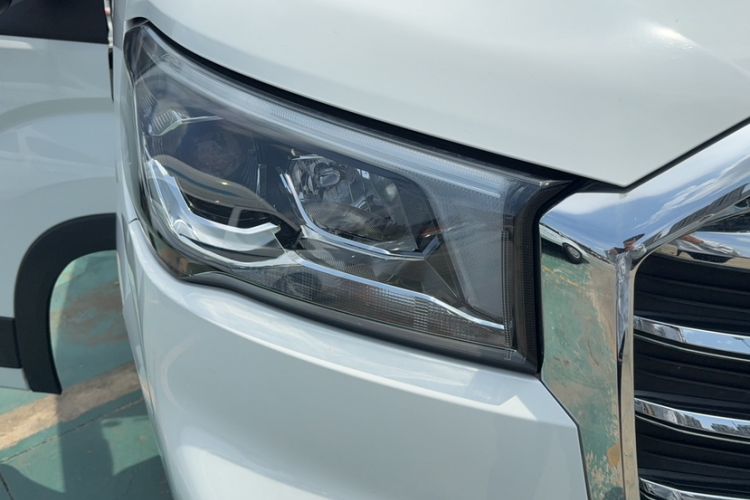 Used SAIC MAXUS Xintu V90 2022 2.0T Automatic ZhiDa Rear-Drive Long Wheelbase High-Roof Design with Single Rear Tire 9-Seater Left Front Headlight