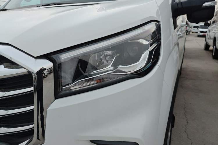 Used SAIC MAXUS Xintu V90 2022 2.0T Automatic Zhiyun King Rear-Drive Long Wheelbase High-Roof Design with Single Rear Tire—6/7 Seater Left Front Headlight