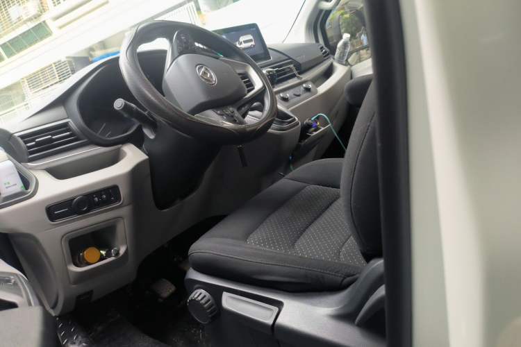 Used SAIC MAXUS Xintu V90 2022 2.0T Manual Zhiyun King Rear-Drive Long Wheelbase High-Roof with Single Rear Tire—6/7 Seats Left Front Seat