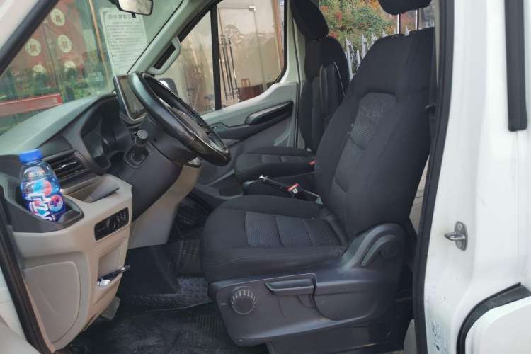 Used SAIC MAXUS Xintu V90 2022 2.0T Automatic Zhiyun King Rear-Drive Long Wheelbase High-Roof Design with Single Rear Tire—6/7 Seater Left Front Seat