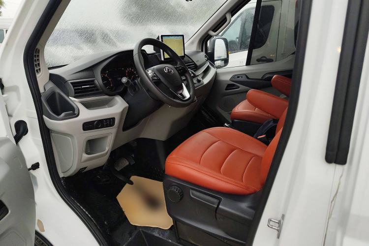 Used SAIC MAXUS Xintu V90 2022 2.0T AMT Yunjie Front-Wheel-Drive Long Wheelbase High-Roof Single-Tire Rear 7-Seater Left Front Seat