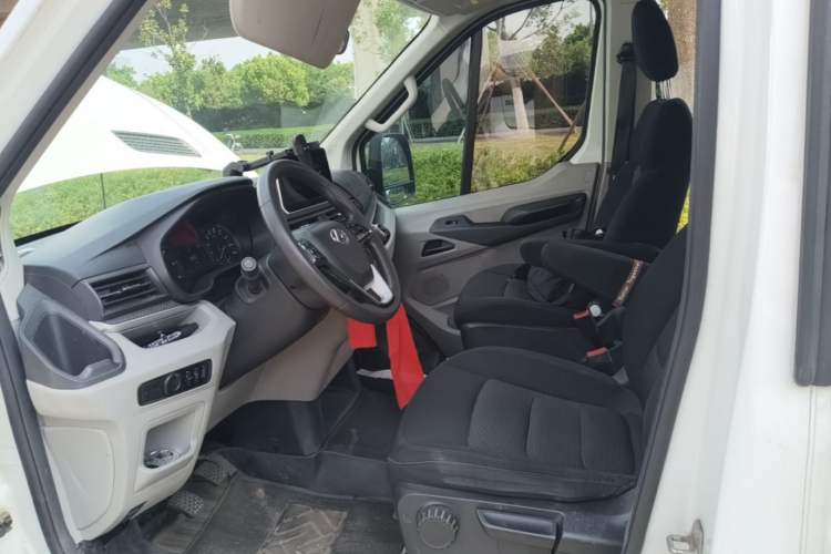 Used SAIC MAXUS Xintu V90 2022 2.0T Manual Zhiyun King Rear-Drive Long Wheelbase High-Roof with Single Rear Tire—6/7 Seats Left Front Seat