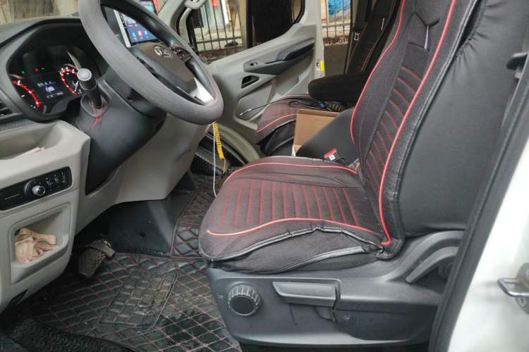 Used SAIC MAXUS Xintu V90 2022 2.0T Automatic Zhiyun King Rear-Drive Long Wheelbase High-Roof Design with Single Rear Tire—6/7 Seater Left Front Seat