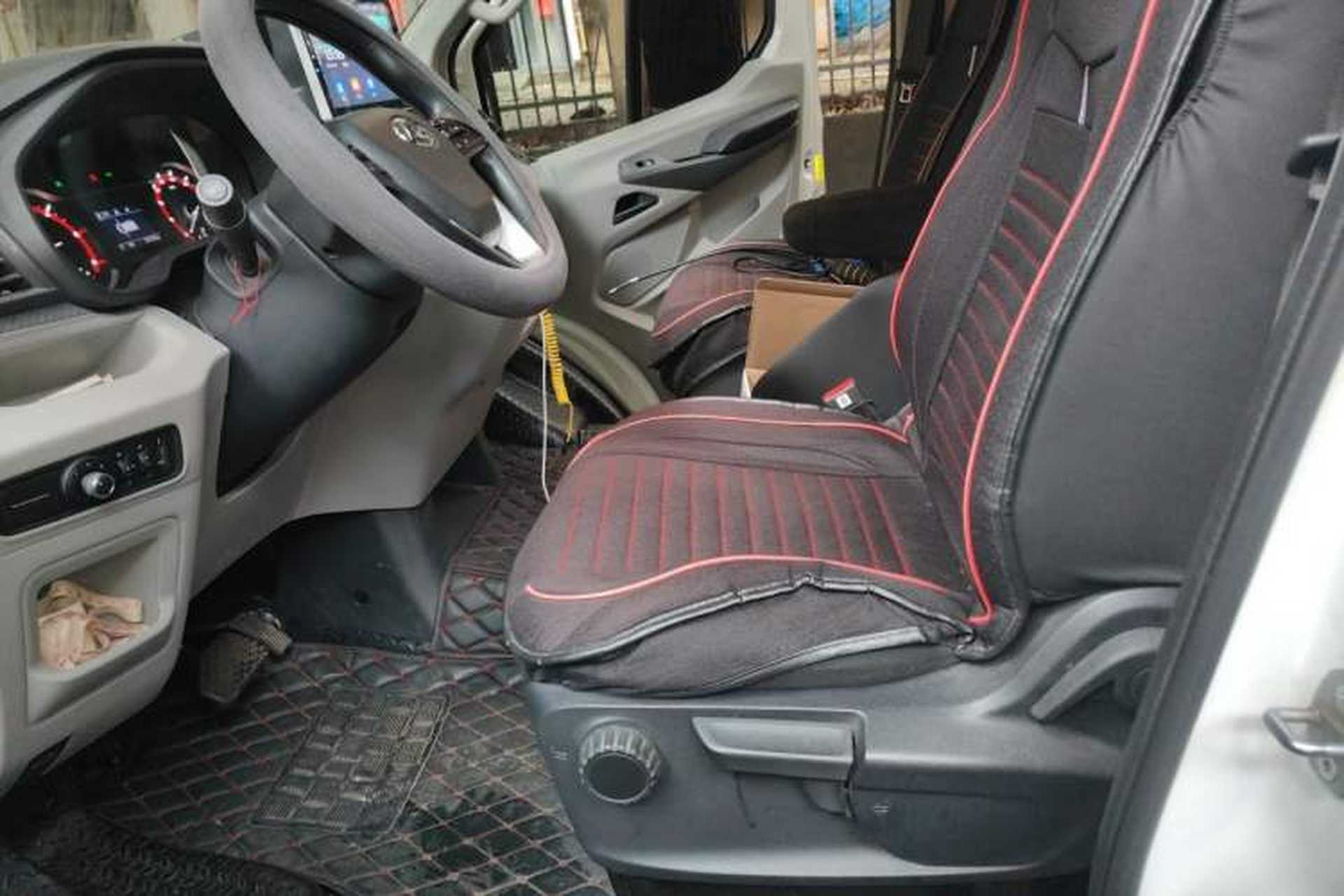 Used SAIC MAXUS Xintu V90 2022 2.0T Automatic Zhiyun King Rear-Drive Long Wheelbase High-Roof Design with Single Rear Tire—6/7 Seater Left Front Seat