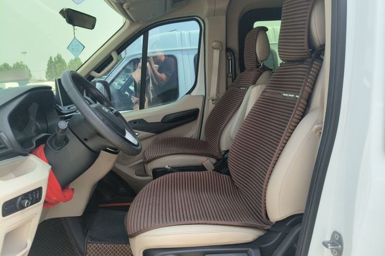 Used SAIC MAXUS Xintu V90 2022 2.0T Manual ZhiDa Rear-Drive Long Wheelbase High-Roof Single-Tire 9-Seater Left Front Seat