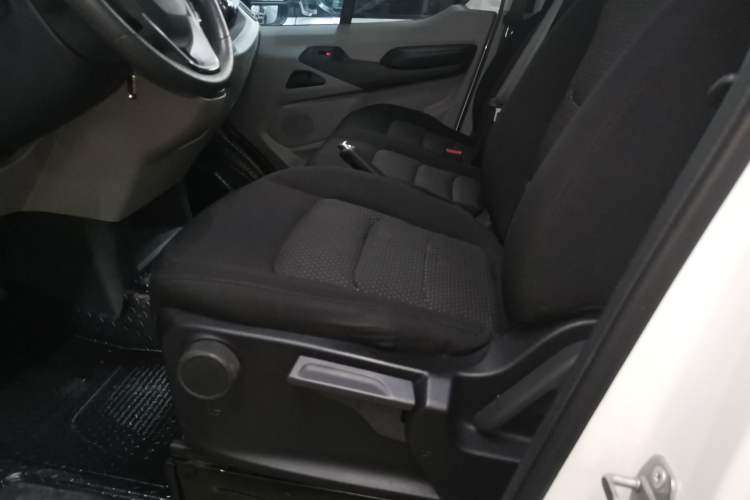 Used SAIC MAXUS Xintu V90 2022 2.0T Manual – Yunjie Front-Wheel-Drive Short Wheelbase Mid-Roof Design with Single Rear Tire 6-Seater Left Front Seat