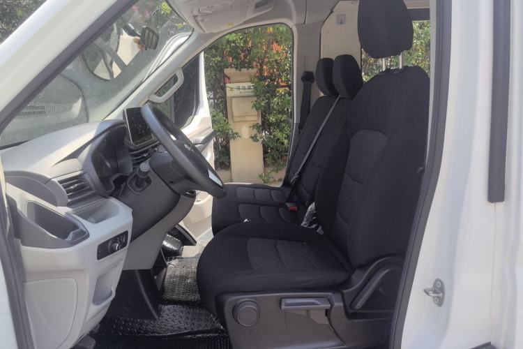 Used SAIC MAXUS Xintu V90 2022 2.0T Manual Zhiyun King Rear-Drive Short Wheelbase Mid-Roof Design with Single Rear Tire and 6 Seats Left Front Seat