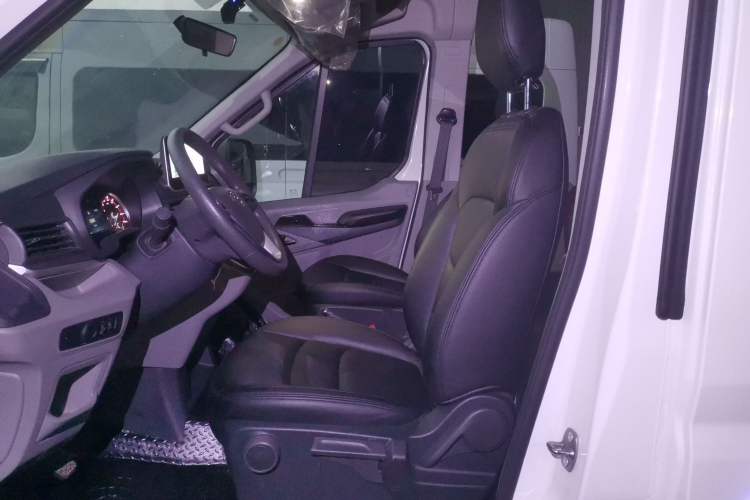 Used SAIC MAXUS Xintu V90 2022 2.0T Manual Zhiyun King Rear-Drive Long Wheelbase High-Roof with Single Rear Tire—6/7 Seats Left Front Seat