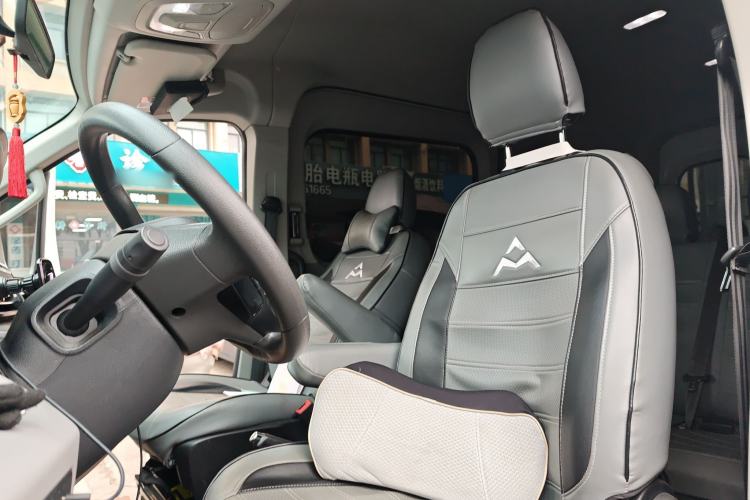 Used SAIC MAXUS Xintu V90 2022 2.0T Automatic Zhiyun King Rear-Drive Long Wheelbase High-Roof Design with Single Rear Tire—6/7 Seater Left Front Seat