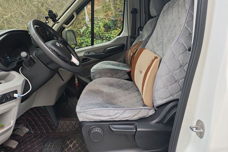 Used SAIC MAXUS Xintu V90 2022 2.0T Manual Zhiyun King Rear-Drive Long Wheelbase High-Roof with Single Rear Tire—6/7 Seats Left Front Seat