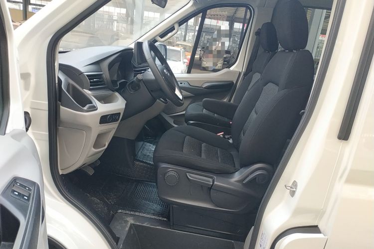Used SAIC MAXUS Xintu V90 2022 2.0T Manual Zhiyun King Rear-Drive Long Wheelbase High-Roof with Single Rear Tire—6/7 Seats Left Front Seat
