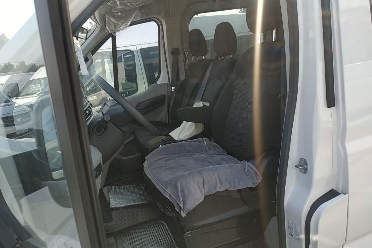 Used SAIC MAXUS Xintu V90 2022 2.0T Manual – Yunjie Front-Wheel-Drive Short Wheelbase Mid-Roof Design with Single Rear Tire 6-Seater Left Front Seat
