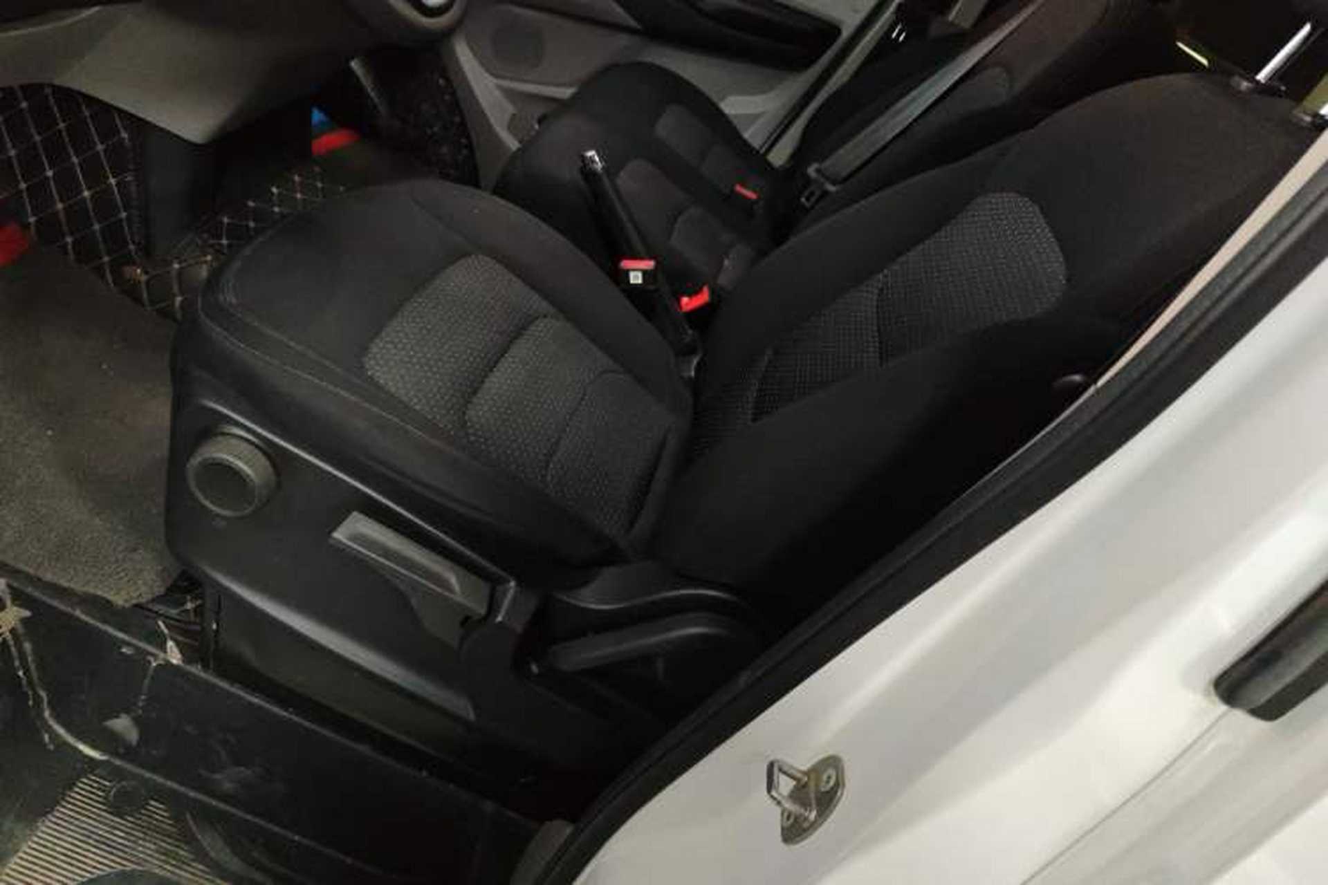 Used SAIC MAXUS Xintu V90 2022 2.0T AMT Yunjie Front-Wheel-Drive Short Wheelbase Mid-Roof Design with Single Rear Tire and 6 Seats Left Front Seat
