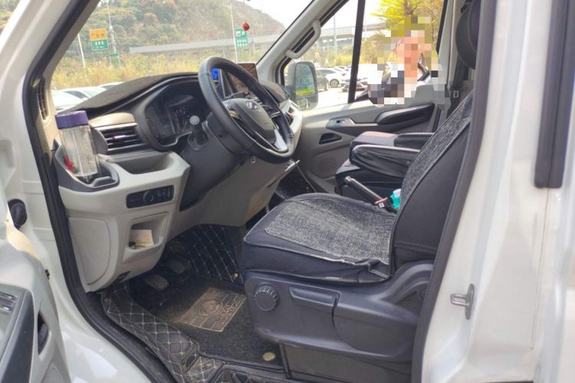 Used SAIC MAXUS Xintu V90 2022 2.0T Manual Zhiyun King Rear-Drive Long Wheelbase High-Roof with Single Rear Tire—6/7 Seats Left Front Seat
