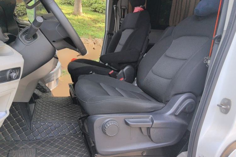 Used SAIC MAXUS Xintu V90 2022 2.0T Automatic Zhiyun King Rear-Drive Long Wheelbase High-Roof Design with Single Rear Tire—6/7 Seater Left Front Seat