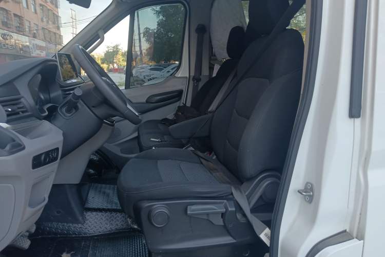 Used SAIC MAXUS Xintu V90 2022 2.0T Manual – Yunjie Front-Wheel-Drive Short Wheelbase Mid-Roof Design with Single Rear Tire 6-Seater Left Front Seat