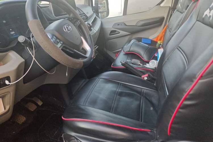 Used SAIC MAXUS Xintu V90 2022 2.0T Manual – Yunjie Front-Wheel-Drive Short Wheelbase Mid-Roof Design with Single Rear Tire 6-Seater Left Front Seat