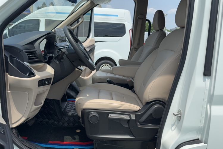 Used SAIC MAXUS Xintu V90 2022 2.0T Automatic ZhiDa Rear-Drive Long Wheelbase High-Roof Design with Single Rear Tire 9-Seater Left Front Seat
