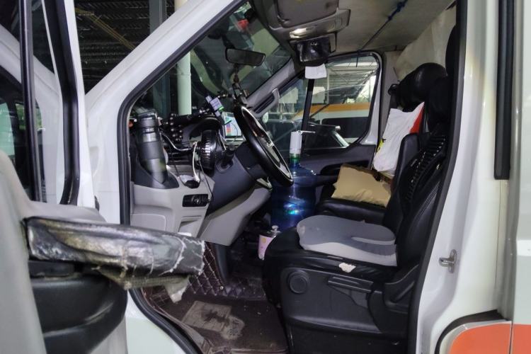 Used SAIC MAXUS Xintu V90 2022 2.0T Automatic Zhiyun King Rear-Drive Long Wheelbase High-Roof Design with Single Rear Tire—6/7 Seater Left Front Seat