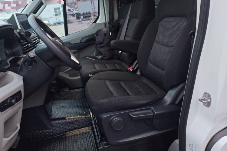 Used SAIC MAXUS Xintu V90 2022 2.0T Automatic Zhiyun King Rear-Drive Long Wheelbase High-Roof Design with Single Rear Tire—6/7 Seater Left Front Seat