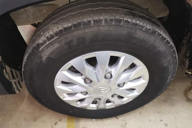 Used SAIC MAXUS Xintu V90 2022 2.0T Manual – Yunjie Front-Wheel-Drive Short Wheelbase Mid-Roof Design with Single Rear Tire 6-Seater Left Front Wheel Hub