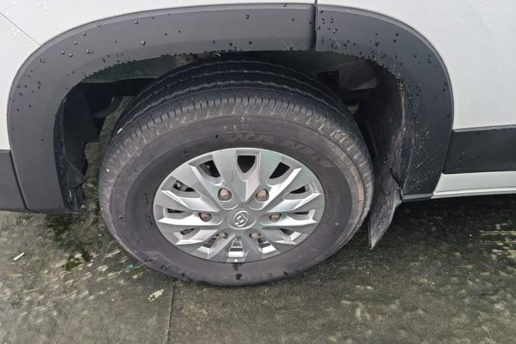 Used SAIC MAXUS Xintu V90 2022 2.0T Manual Zhiyun King Rear-Drive Long Wheelbase High-Roof with Single Rear Tire—6/7 Seats Left Front Wheel Hub
