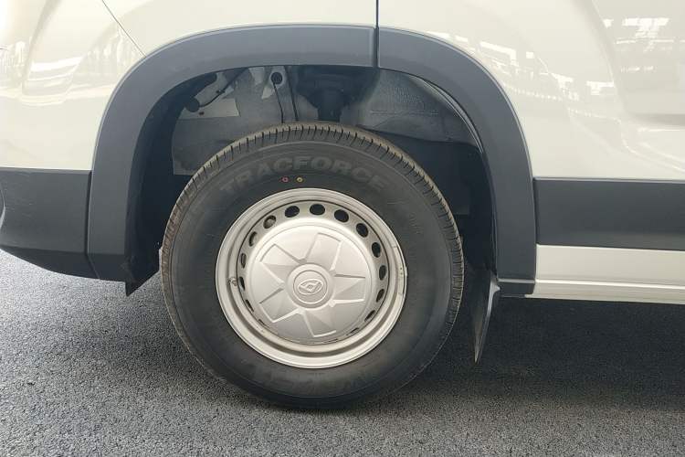 Used SAIC MAXUS Xintu V90 2022 2.0T Manual Zhiyun King Rear-Drive Long Wheelbase High-Roof with Single Rear Tire—6/7 Seats Left Front Wheel Hub