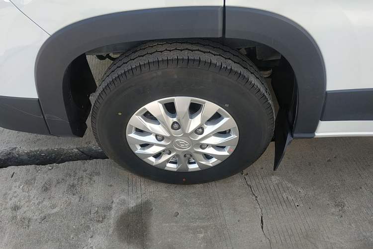 Used SAIC MAXUS Xintu V90 2022 2.0T Manual – Yunjie Front-Wheel-Drive Short Wheelbase Mid-Roof Design with Single Rear Tire 6-Seater Left Front Wheel Hub