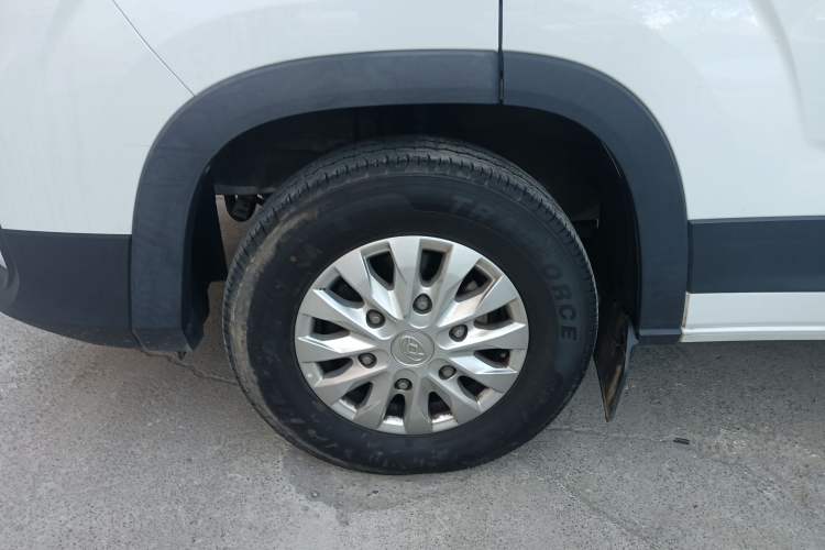 Used SAIC MAXUS Xintu V90 2022 2.0T Manual – Yunjie Front-Wheel-Drive Short Wheelbase Mid-Roof Design with Single Rear Tire 6-Seater Left Front Wheel Hub