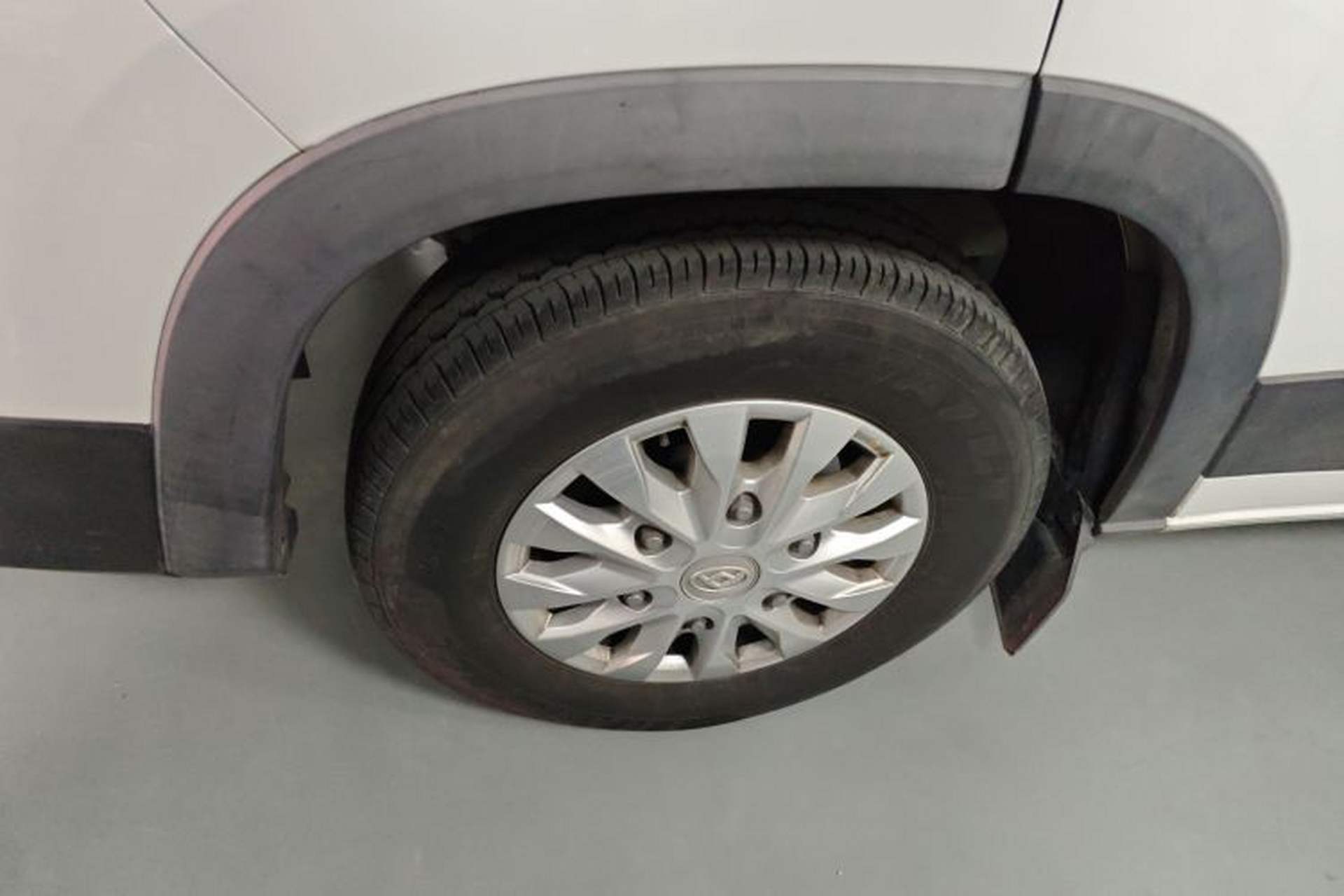 Used SAIC MAXUS Xintu V90 2022 2.0T AMT Yunjie Front-Wheel-Drive Short Wheelbase Mid-Roof Design with Single Rear Tire and 6 Seats Left Front Wheel Hub