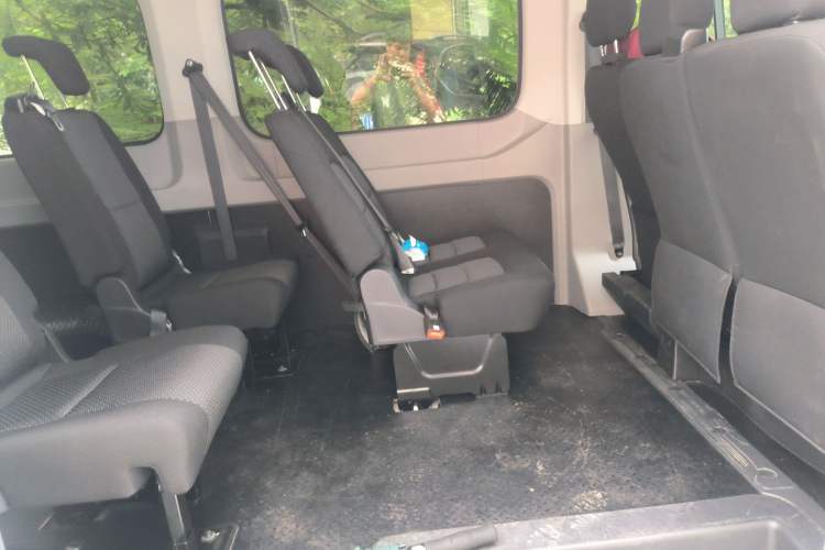 Used SAIC MAXUS Xintu V90 2022 2.0T Manual Zhiyun King Rear-Drive Long Wheelbase High-Roof with Single Rear Tire—6/7 Seats Left Rear Seat