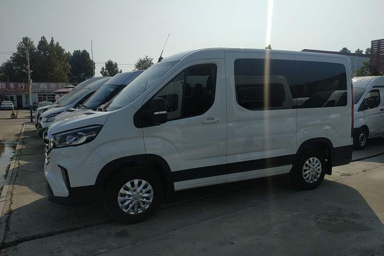 Used SAIC MAXUS Xintu V90 2022 2.0T Manual – Yunjie Front-Wheel-Drive Short Wheelbase Mid-Roof Design with Single Rear Tire 6-Seater Left Side