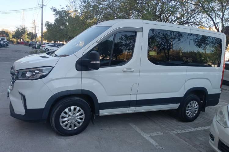 Used SAIC MAXUS Xintu V90 2022 2.0T Manual – Yunjie Front-Wheel-Drive Short Wheelbase Mid-Roof Design with Single Rear Tire 6-Seater Left Side