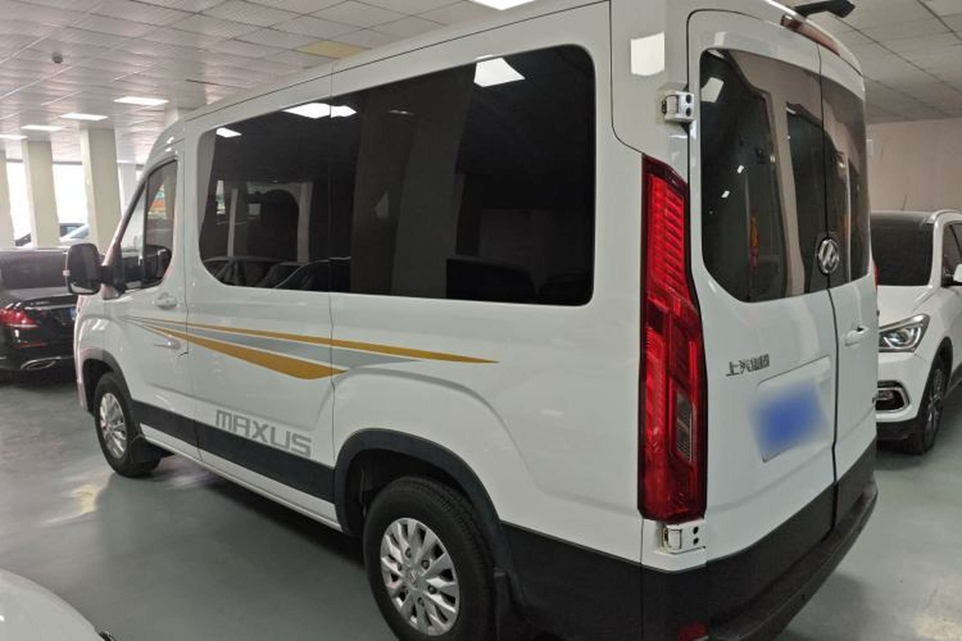 Used SAIC MAXUS Xintu V90 2022 2.0T AMT Yunjie Front-Wheel-Drive Short Wheelbase Mid-Roof Design with Single Rear Tire and 6 Seats Left Side