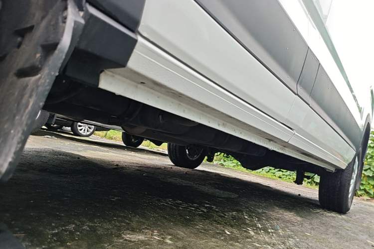 Used SAIC MAXUS Xintu V90 2022 2.0T Manual Zhiyun King Rear-Drive Long Wheelbase High-Roof with Single Rear Tire—6/7 Seats Left Side Sill