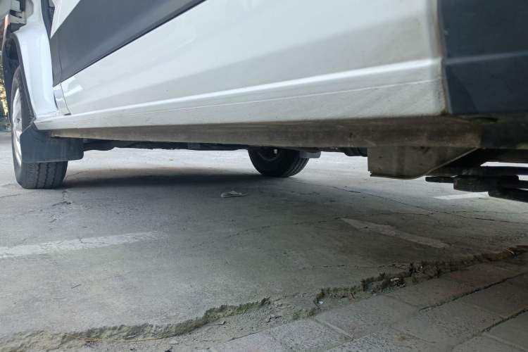 Used SAIC MAXUS Xintu V90 2022 2.0T Manual – Yunjie Front-Wheel-Drive Short Wheelbase Mid-Roof Design with Single Rear Tire 6-Seater Left Side Sill